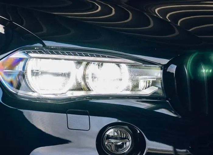 הדלקת אורות אוטומטית עם פתיחת הרכב